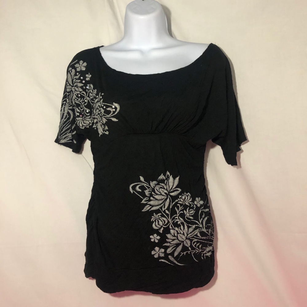 2b BEBE BLACK FLORAL RHINESTONE TOP